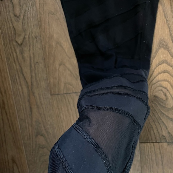 LuluLemon cropped legging with mesh detailing! - Picture 4 of 5